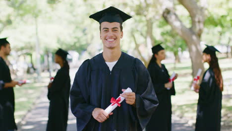 Retrato-De-Un-Estudiante-Universitario-En-Una-Graduación