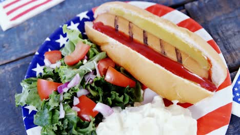 Hot-Dog-Servido-En-Plato-Con-Tema-Del-4-De-Julio