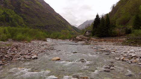 Vuelo-De-Drones-En-El-Valle-De-Verzasca-Sobre-Un-Río-Salvaje