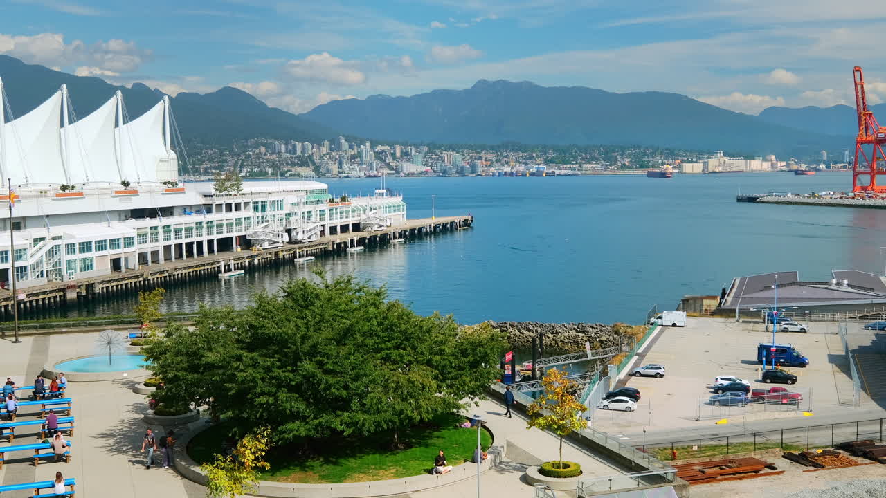 gente en el paseo cerca de canada lugar en vancouver con autobús marítimo de crucero a través de burrard inlet