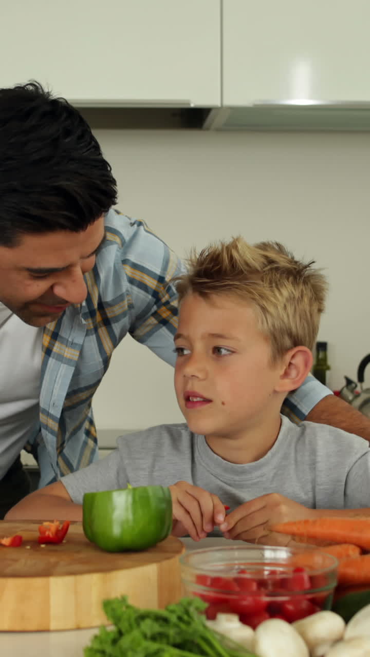 padre mostrando a su hijo diferentes ingredientes