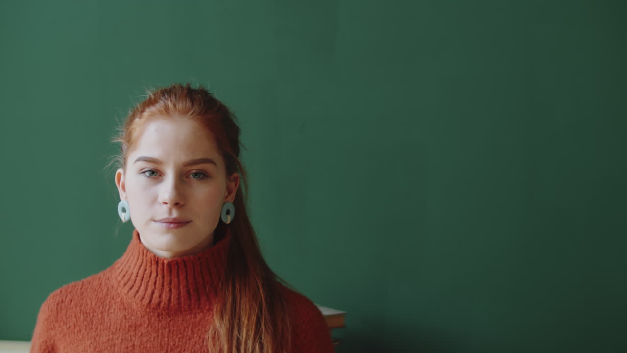 오렌지색 스웨터를 입은 여자