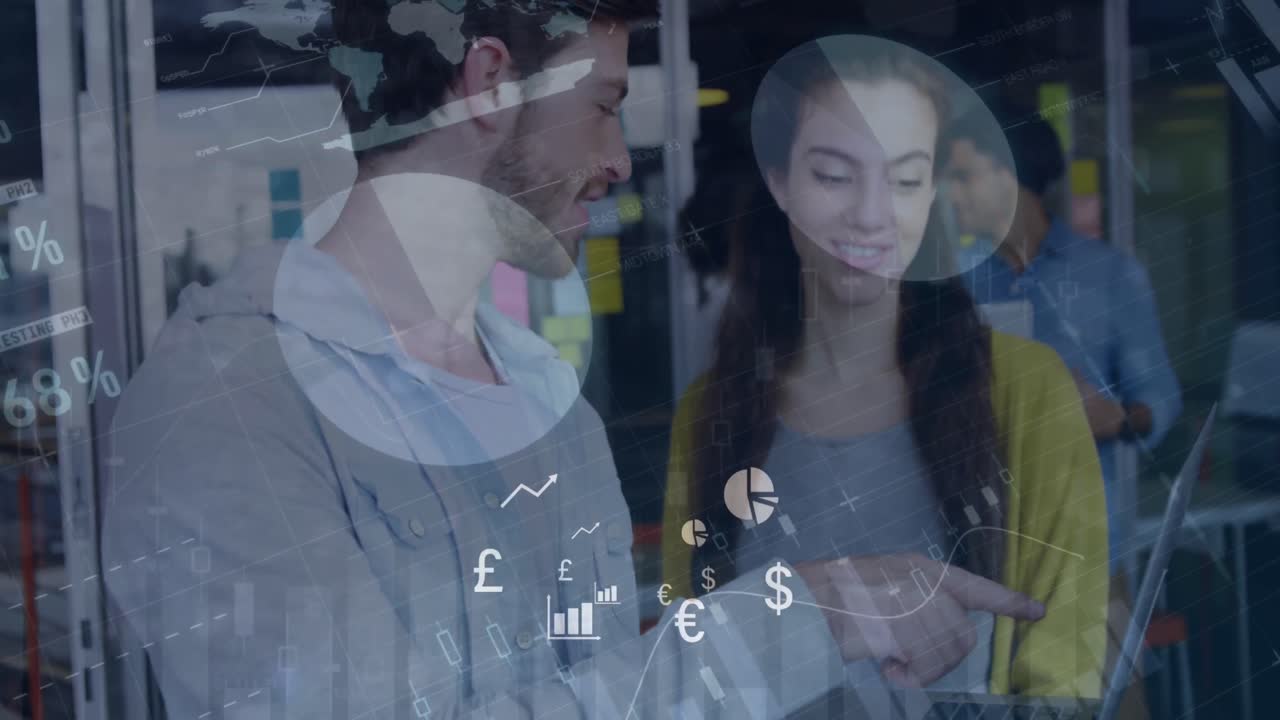 animación del procesamiento de datos financieros sobre diversas personas de negocios en la oficina