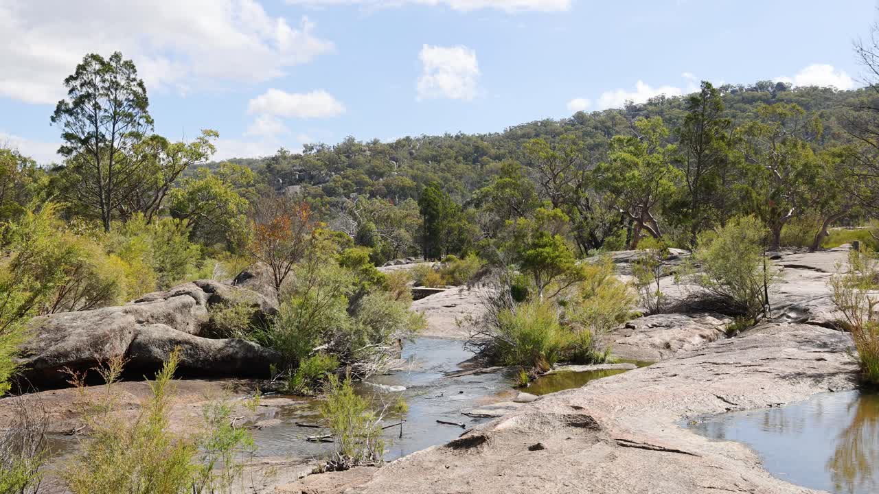 vista panorámica de un arroyo que fluye a través de las rocas