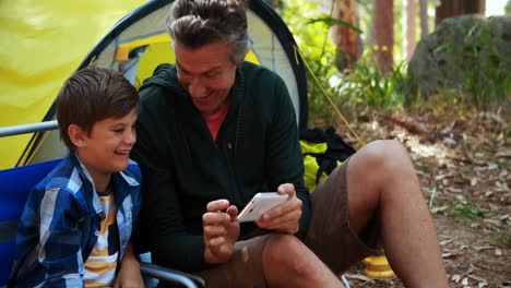 Vater-Und-Sohn-Machen-Ein-Selfie-Mit-Dem-Handy-Vor-Dem-Zelt