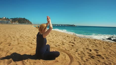 Junge-Frau-Meditiert-Allein-Im-Lotussitz.-Sportliches-Mädchen,-Das-Yoga-Praktiziert