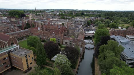 Blick-Auf-Das-Queens-College-Aus-Der-Luft,-Stadtzentrum-Von-Cambridge,-Vereinigtes-Königreich,-Drohnen-Luftaufnahme,-4K-Videos