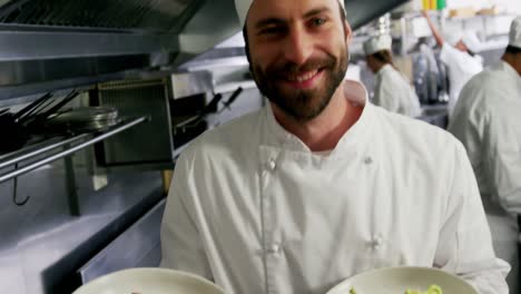 chef feliz presentando sus platos de comida
