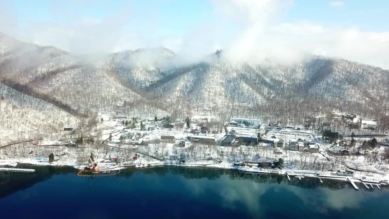 vista aérea del lago shikotsu en hokkaido japón