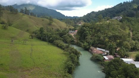 Drone-Aéreo-Volando-Sobre-El-Valle-Tropical-Y-El-Río-Cahabon-Cerca-De-Semuc-Champey,-Lanquin,-Guatemala