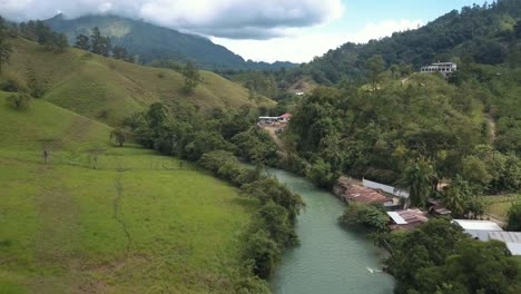 drone aéreo volando sobre el valle tropical y el río cahabon cerca de semuc champey, lanquin, guatemala