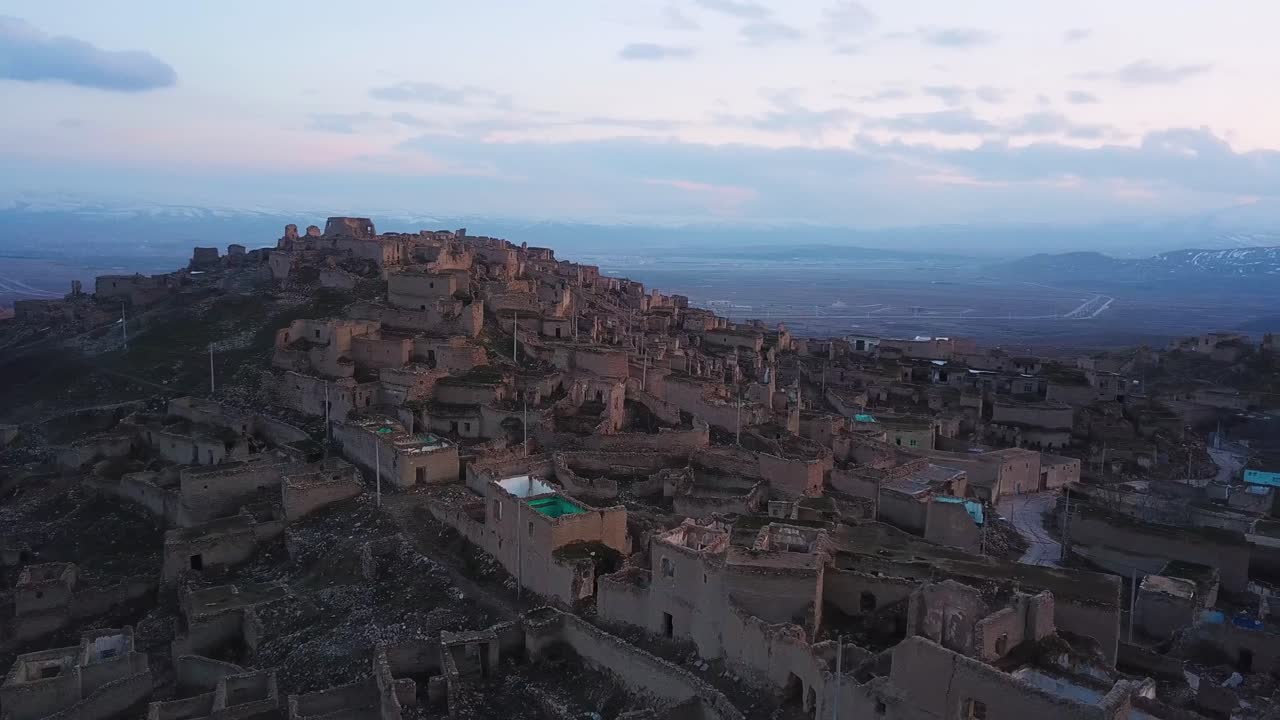 volar alrededor de las ruinas del pueblo castillo ciudad rota colina asentamiento edificio en el verde paisaje natural amplia vista de maravillosa atracción turística viejo antiguo pueblo histórico cima de la montaña colina