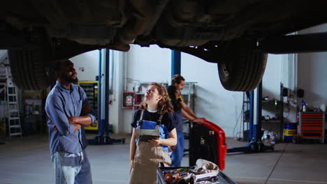 técnico mostrando a los clientes los cambios en el coche