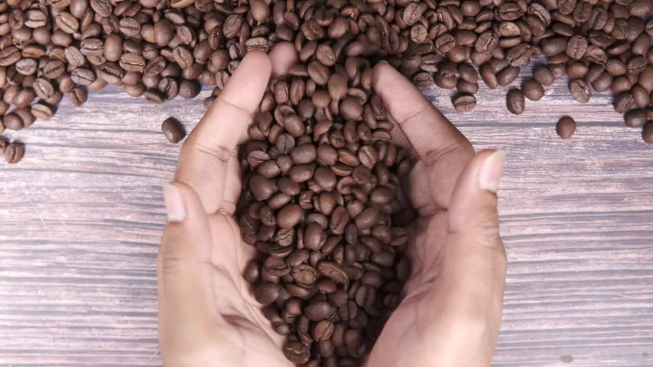 granos de café en las manos