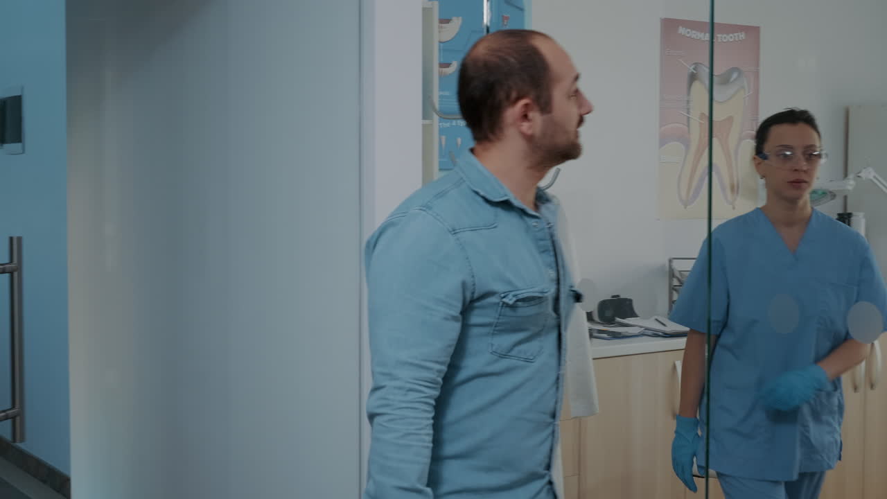 Paziente con appuntamento dal dentista che arriva allo studio dentistico