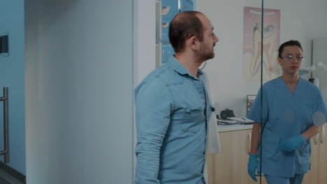 paciente con cita dental que llega al gabinete de estomatología