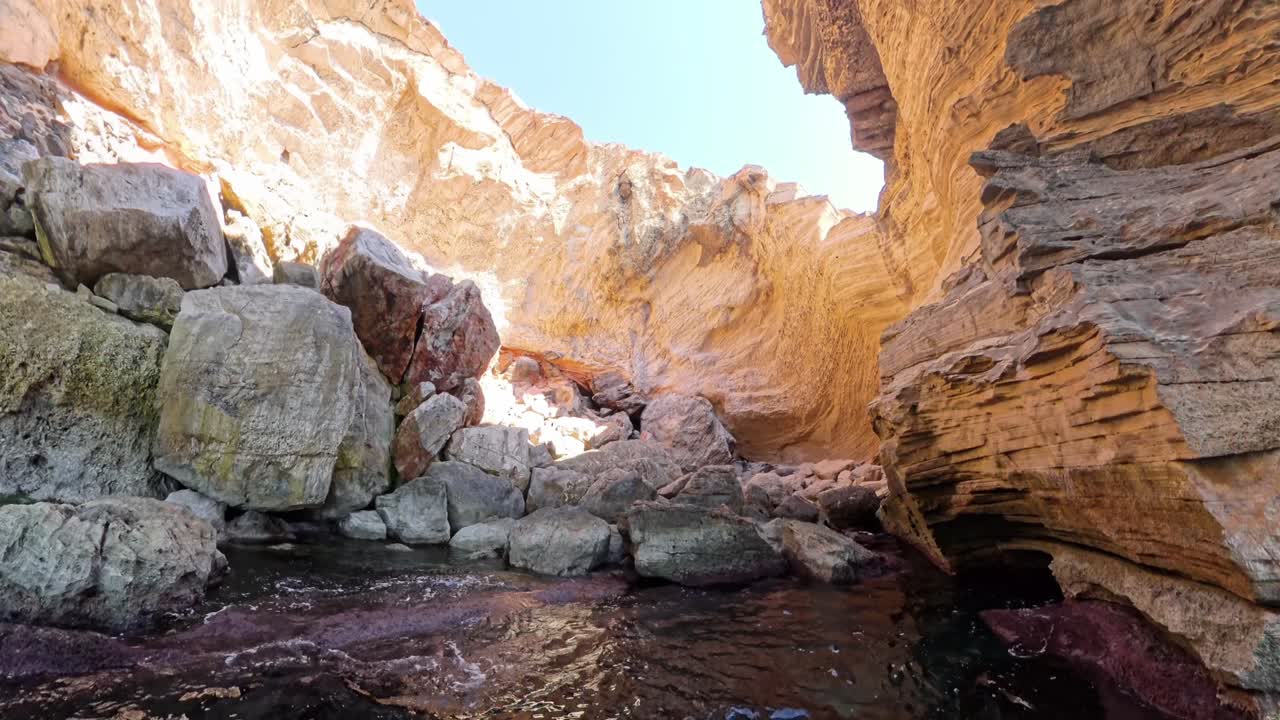 entrando en una cueva submarina en mallorca
