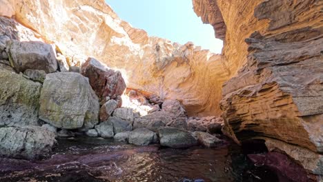 entrando en una cueva submarina en mallorca