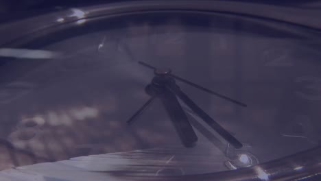 거리에서  ⁇ 고 있는 사람들 위에 걸어가는 시계의 애니메이션