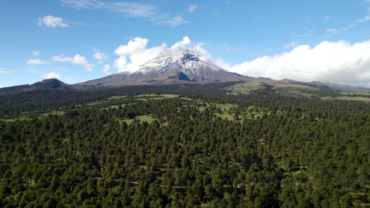 toma de drones de la majestuosidad del volcán popocatepetl durante una exhalación de fumarola en la ciudad de méxico durante la mañana
