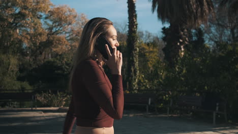 mujer caucásica al aire libre.