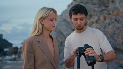 equipo de fotógrafos buscando imágenes de la cámara en la sesión de la noche de la costa de primer plano.
