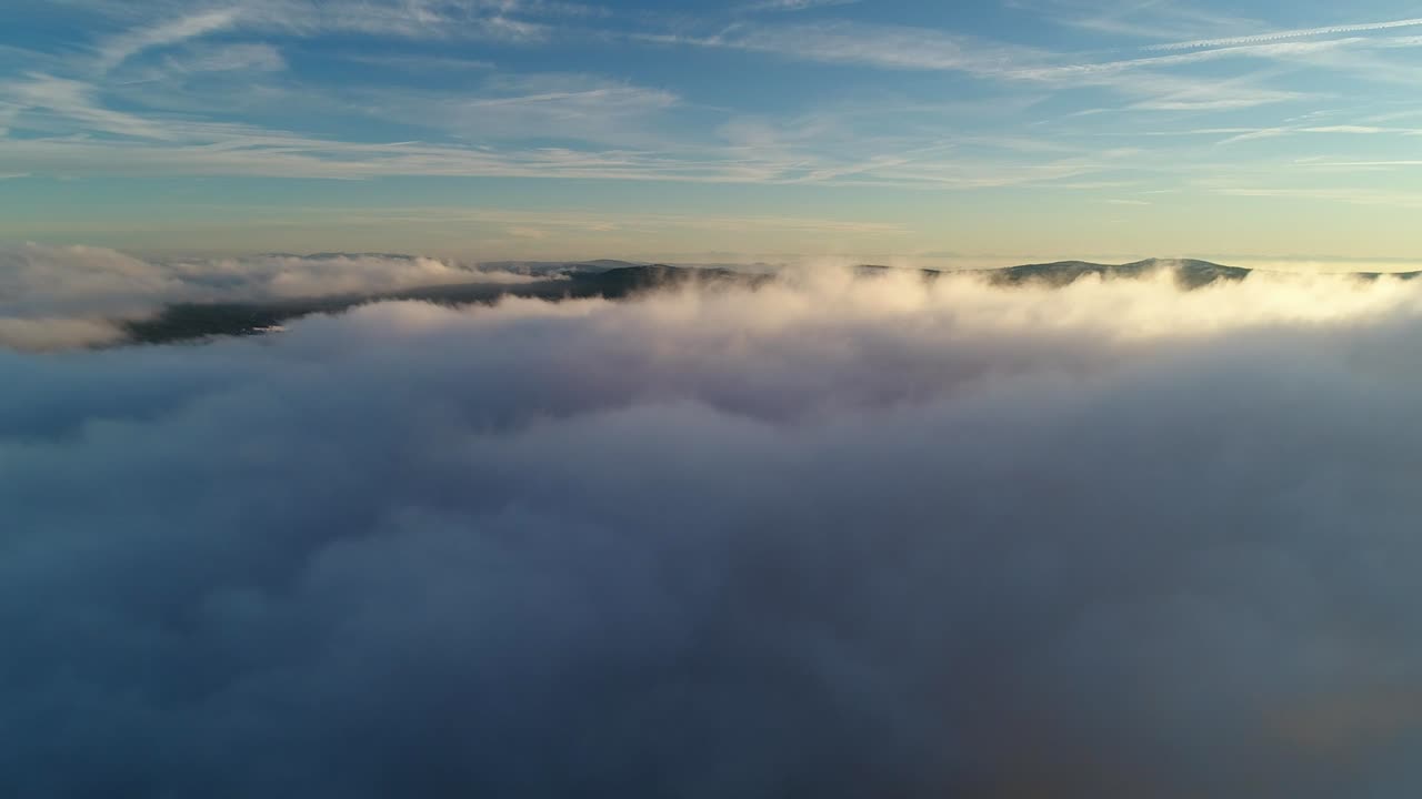 움직이는 구름 위의 드론 비행