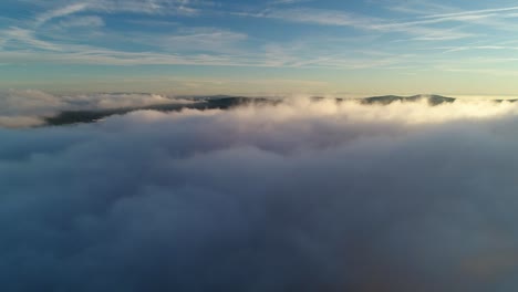 vuelo de un avión no tripulado sobre un paisaje nublado en movimiento