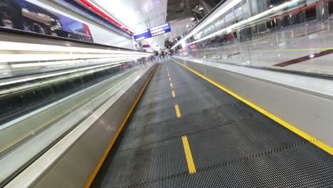 la acera móvil del aeropuerto también travelator, walkalator y movator.