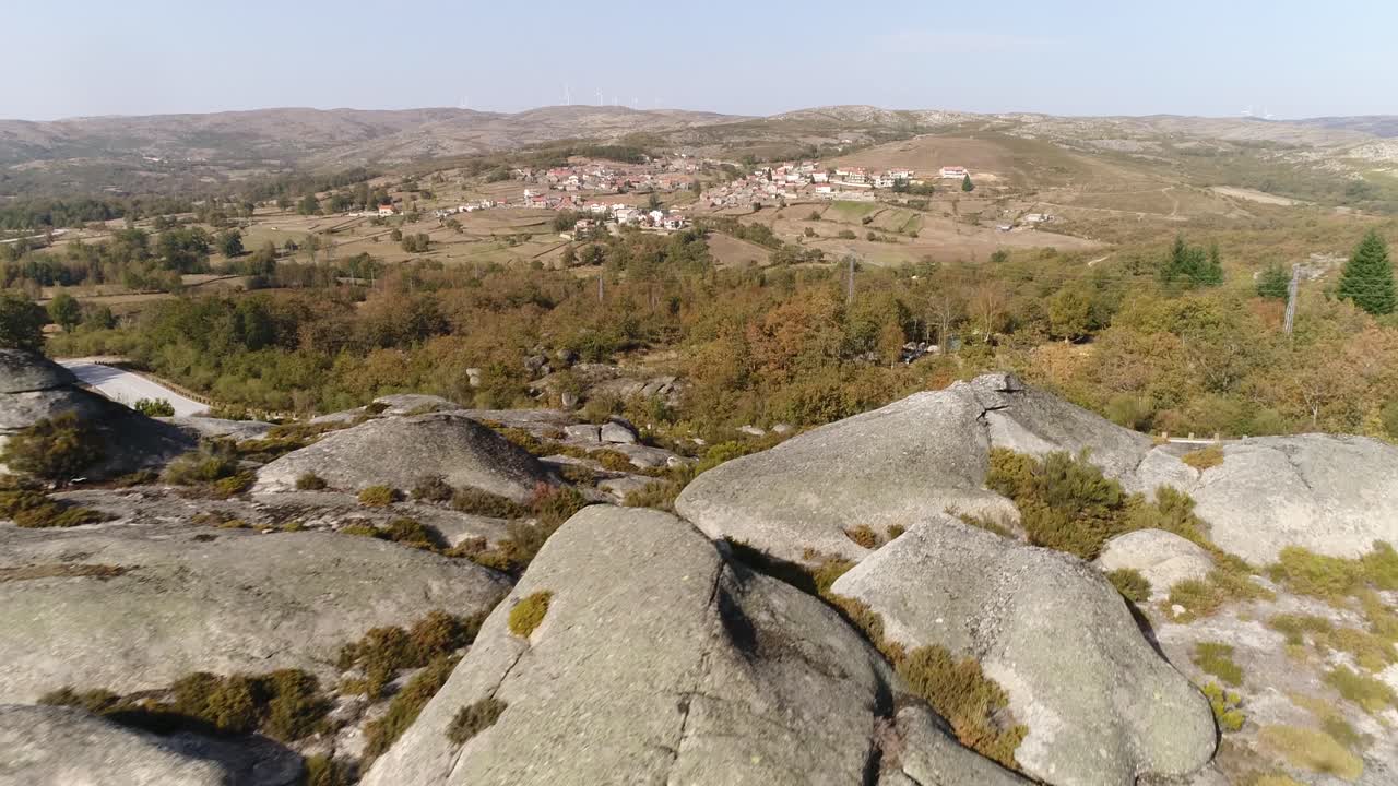 사막의 산에 있는 작은 마을