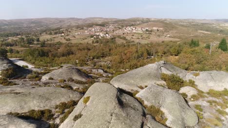 Pequeño-Pueblo-En-Las-Montañas-Del-Desierto