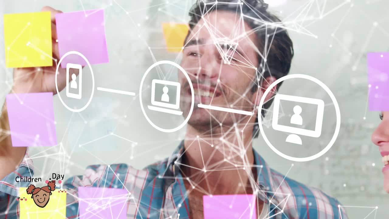 animación de iconas de portátiles, computadoras y teléfonos móviles sobre colegas caucásicos discutiendo sobre notas