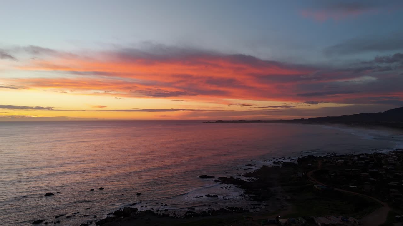 La puesta de sol sobre el océano