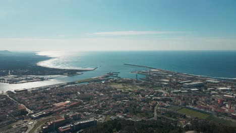 Aérea:-Viana-Do-Castelo,-Portugal,-Mostrando-El-Paisaje-Urbano-Costero-Y-El-Puerto