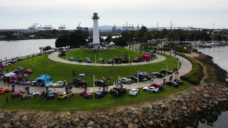 Drohnenaufnahme-Rund-Um-Eine-Autoshow-Am-Löwenleuchtturm-Von-Long-Beach