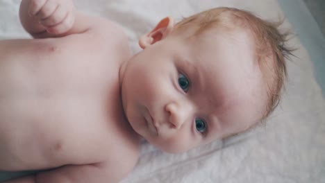 Kleinkind-Mit-Blonden-Haaren-Und-Blauen-Augen-Blickt-In-Die-Kamera