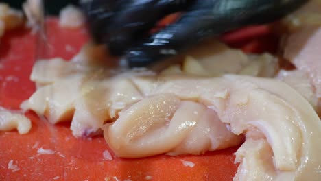 preparación de pecho de pollo crudo