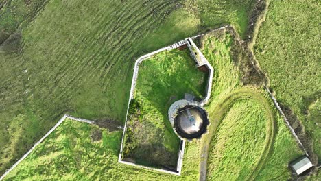 drone al oeste de irlanda mirando hacia abajo en el castillo de doolin en una mañana de invierno