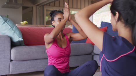 Video-Von-Glücklichen,-Vielfältigen-Freundinnen,-Die-Zu-Hause-Gemeinsam-Yoga-Praktizieren