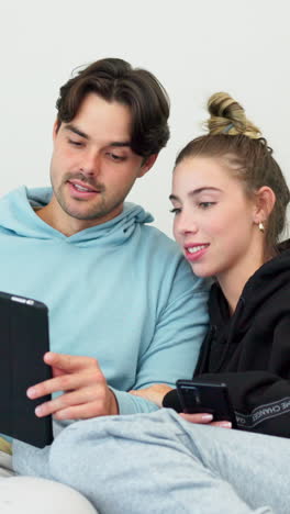 tablet, feliz y pareja viendo un video juntos