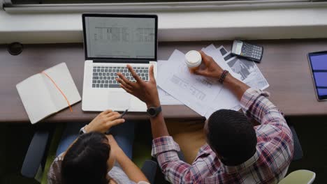 Geschäftsleute,-Die-In-Einem-Modernen-Büro-4K-Am-Laptop-Arbeiten