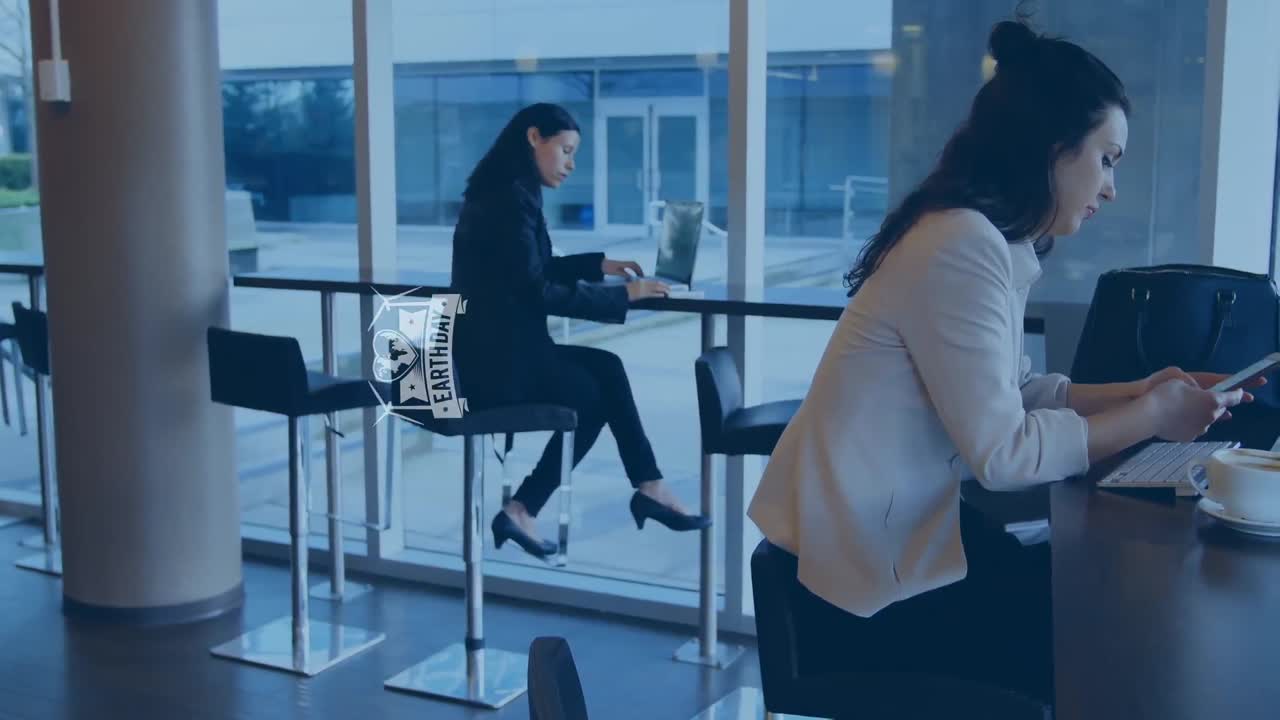 animación del texto del día de la tierra sobre diversas personas de negocios en la oficina