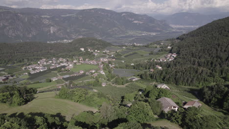 Disparo-De-Drone-Desde-Tesimo-Italia-Mirando-Hacia-El-Valle-De-Bozen-Entre-Las-Colinas-Y-Montañas-En-Un-Día-Soleado-Pero-Nublado-Con-Nubes