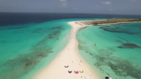 Kite-surfers-and-their-base-location,-isthmus-Cayo-de-Agua