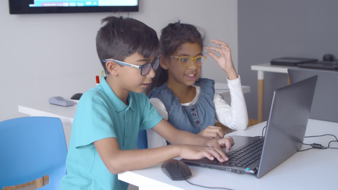 escolares latinos entusiasmados trabajando juntos en una tarea