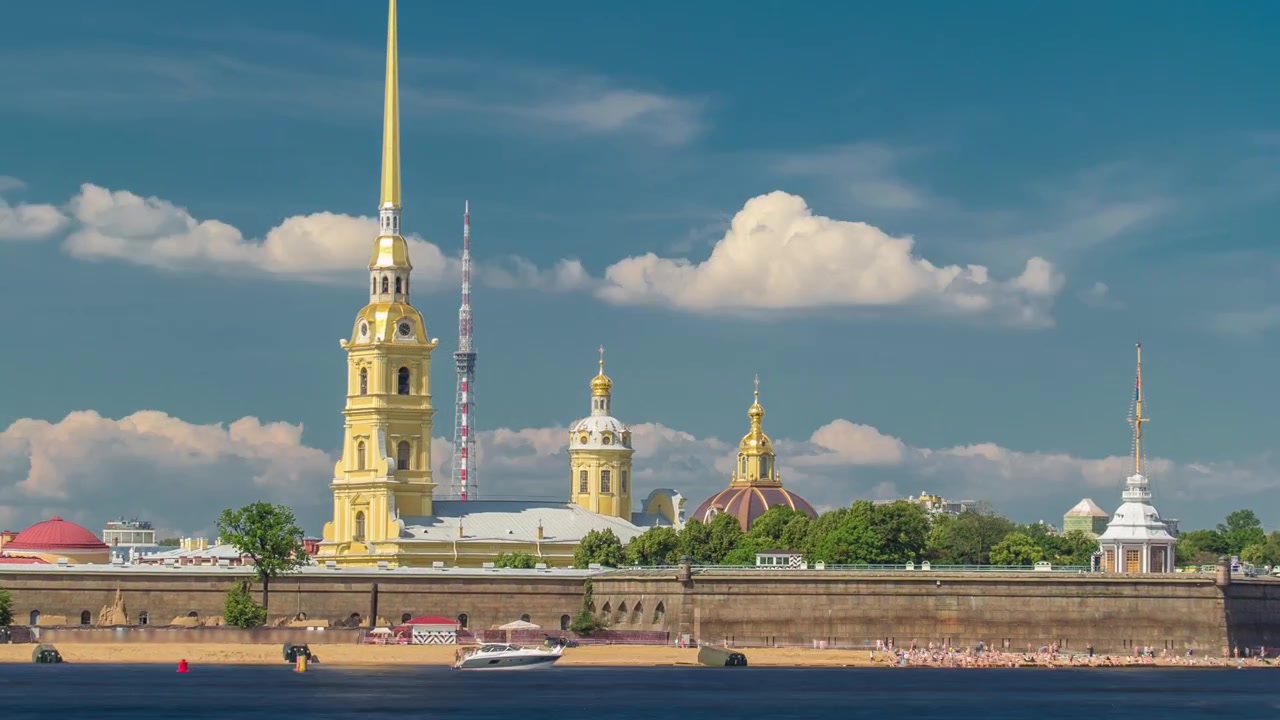 Peter og Paul Fæstningen over Neva-floden timelapse hyperlapse, Sankt Petersborg, Rusland. Blå, skyet himmel.