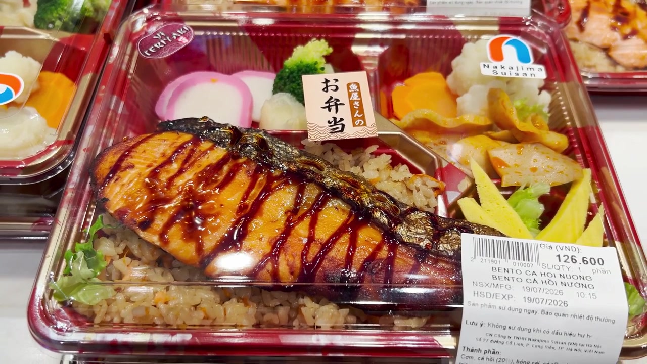Fertig verpackte Teriyaki-Lachs Bento-Box in der Auslage