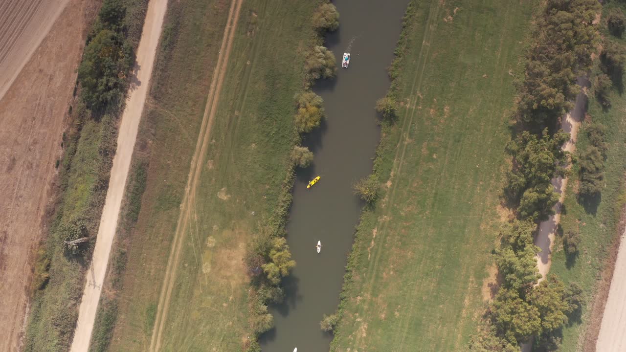 카야커 와 보트 가 있는 운하 의 공중 풍경