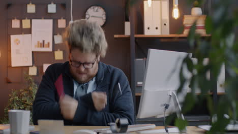 stressiger angestellter im büro