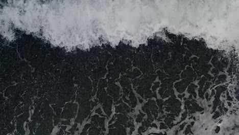 Meereswellen-Bilden-Dramatisch-Krachende-Wellen-Und-Strukturierte-Muster-Aus-Der-Draufsicht-Einer-Drohne-Auf-Den-Philippinen